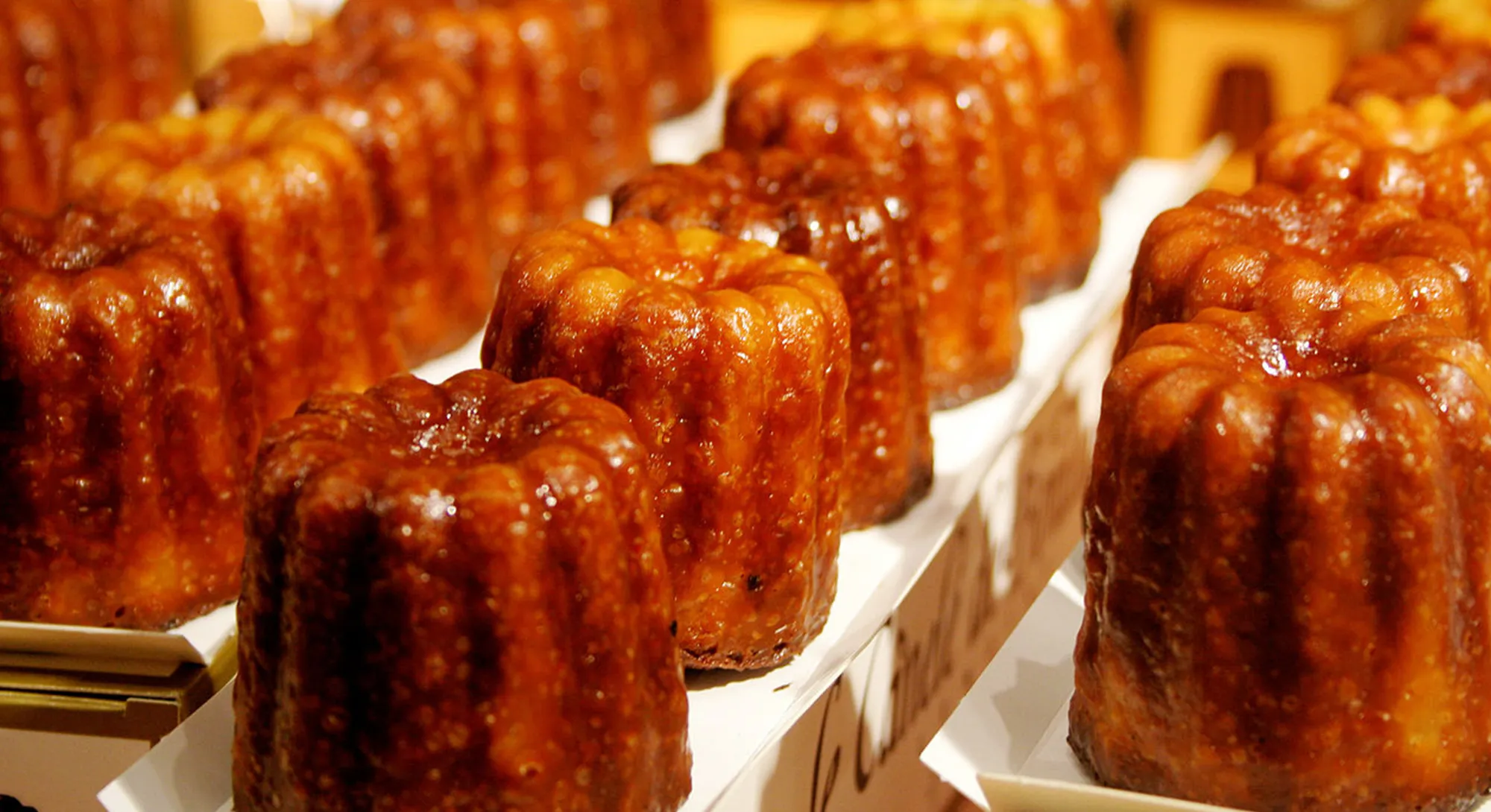 Un pastelito con aroma de ron y vainilla, los canelés de burdeos